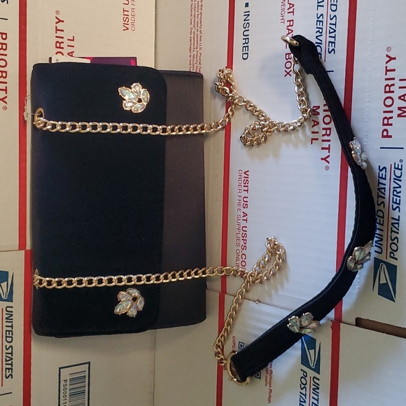 FIONI Clothing Handbags - 🔴💎Fioni gold strap clutch